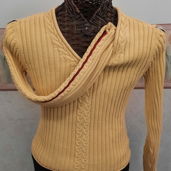 Tommy Hilfiger Sweaters - Butter soft Tommy Hilfiger V-neck cotton sweater Sz. M. red/white trimed sleeves